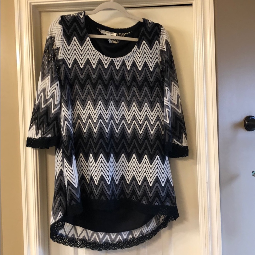 **FINAL Days**Black & White Chevron hilo Tunic
